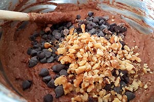 Stir chocolate chips and walnuts. Stir chocolate chips and walnuts.
