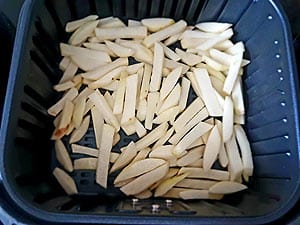 Arrange Oiled Potaotes In Air Fryer Basket Arrange Oiled Potaotes In Air Fryer Basket