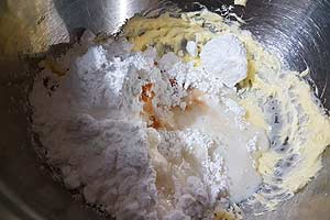 1. Beat butter, icing sugar and vanilla.