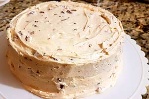 8. Cover the cake with remaining frosting.