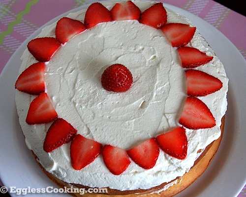 Eggless Strawberry Cream Full Cake