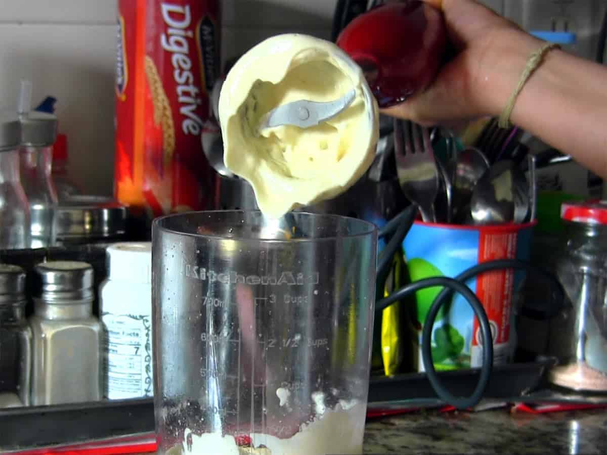 Thick and creamy texture of freshly blended eggless mayonnaise